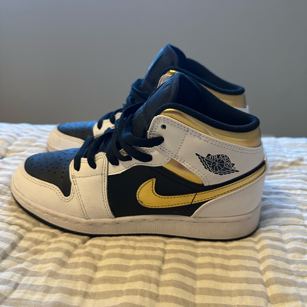 Boys Nike Air Jordans 1 Mid